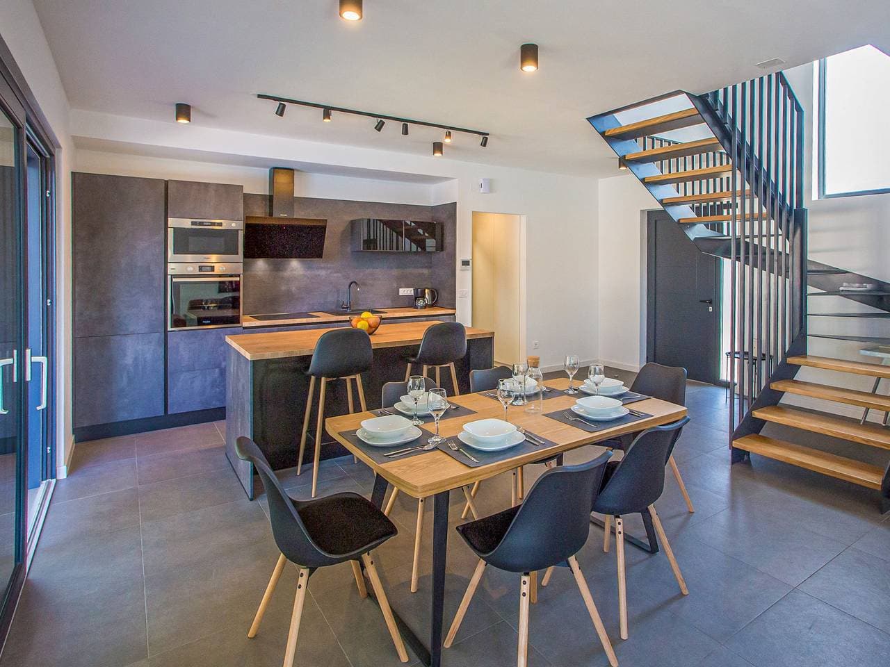 Foto 7 von 33: Rustikale Ferienwohnung mit Terrasse und Blick ins Grüne