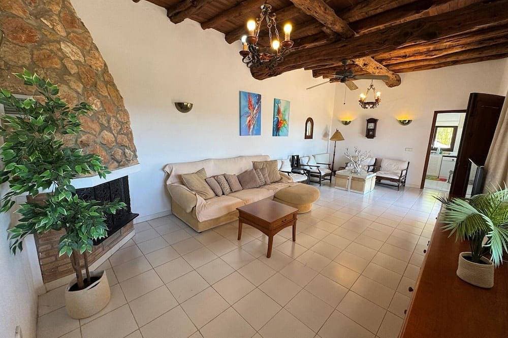 Foto 9 von 24: Tranquil Villa Escape - family sized hillside Villa with private swimming pool