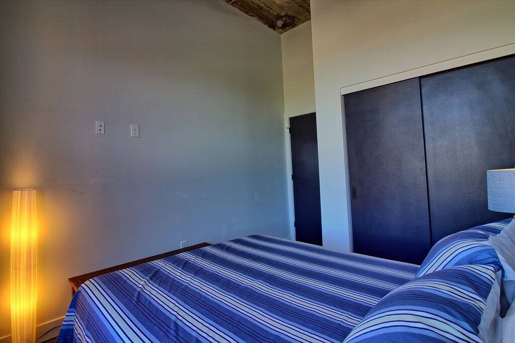 Foto 10 von 23: Chic Ultramodern Loft Suite w/ Designer Features
