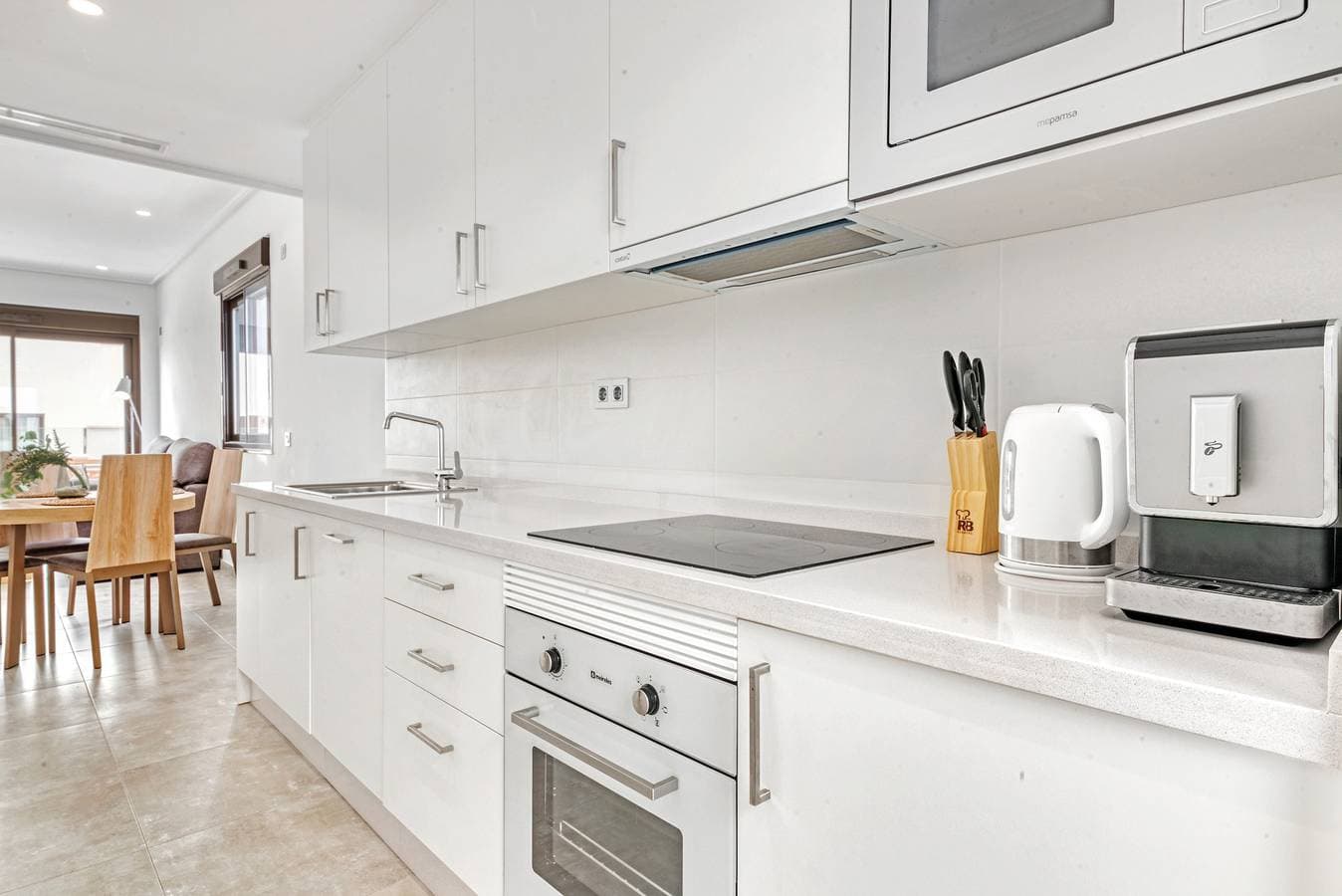 Foto 8 von 25: Ferienwohnung 'Porto Marina Dorf' mit Gemeinschaftspool, WLAN und Klimaanlage