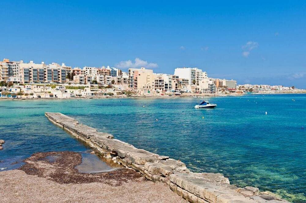 Foto 12 von 22: Seafront home opposite beach w/WIFI & AC in Qawra