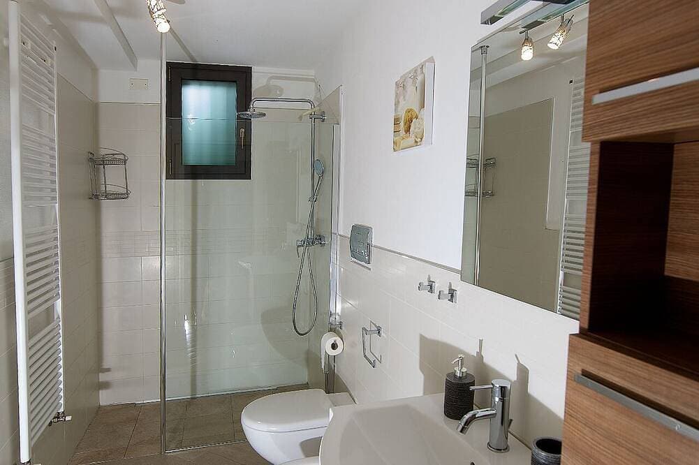 Foto 10 von 23: FeWo Farfalla mit Klima, Pool und Parkplatz mit Ladestation 22 kw, 250 Meter See