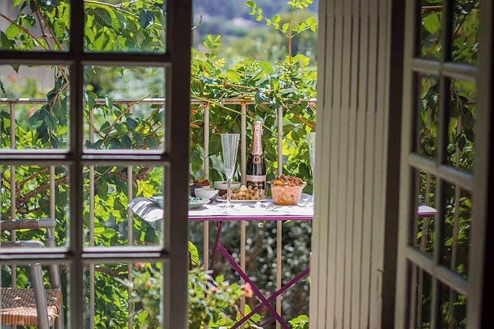 Sunny room with balcony in the village of Lourmarin, overlooking the castle 1