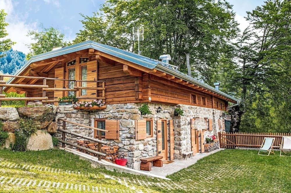 Schönes alleinstehendes Ferienhaus mit  W-Lan, TV, Innenhof, Haustiere erlaubt und Panoramablick 1