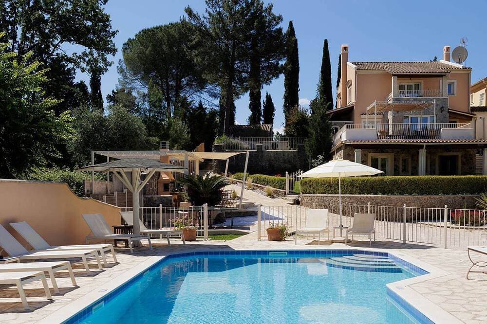 Villa St. Nicholas House, Family Friendly, Large Heated Pool, 300m to the beach. 1
