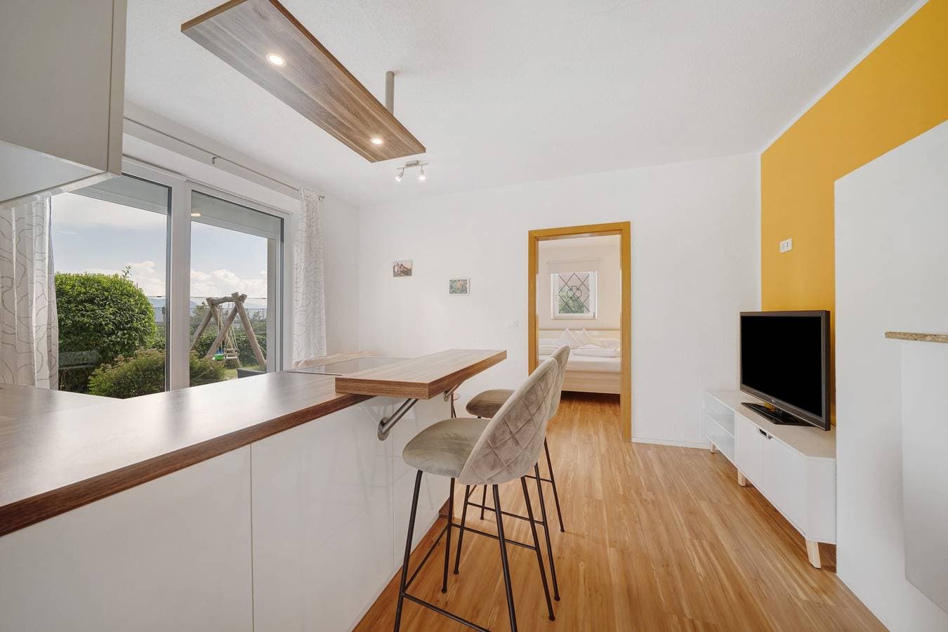 Foto 12 von 22: Ferienwohnung "Mayenburg" mit Bergblick, Gemeinschaftsgarten und Pool