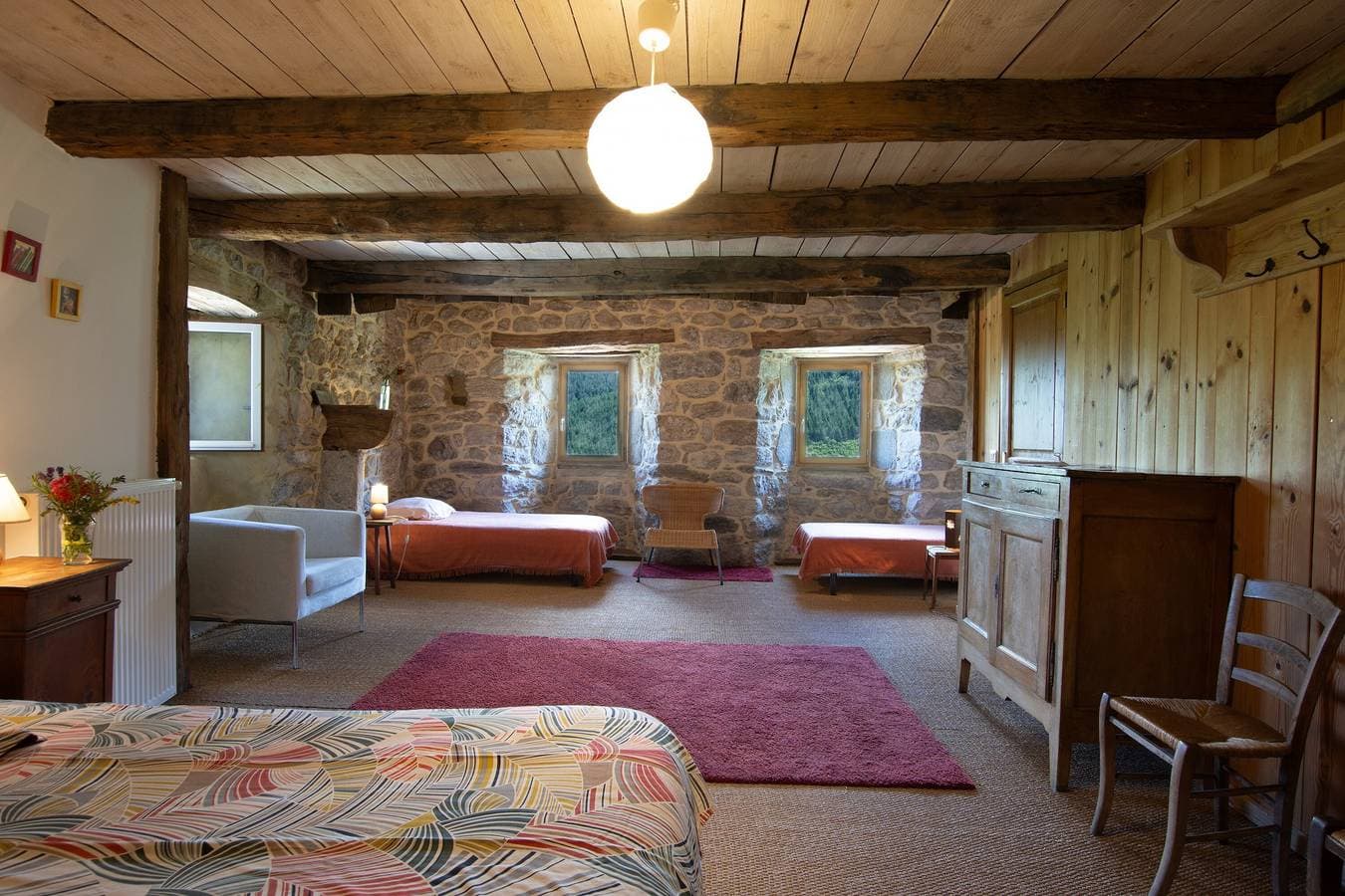Foto 9 von 35: Zimmer 'La Ferme De Chalas - Coucoulude' mit Gemeinschaftspool, gemeinsamer Terrasse und WLAN