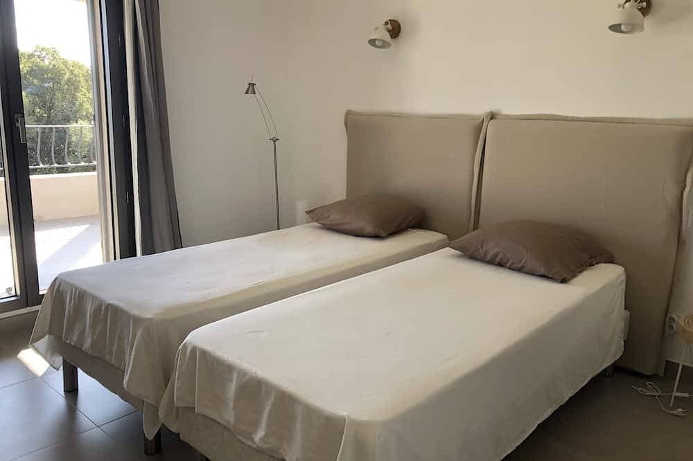 Foto 3 von 30: Detached & air-conditioned villa. Swimming pool. Garden with trees. Close to beaches
