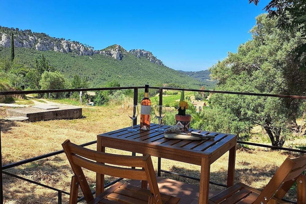 A peaceful nest between vineyards and sea 1