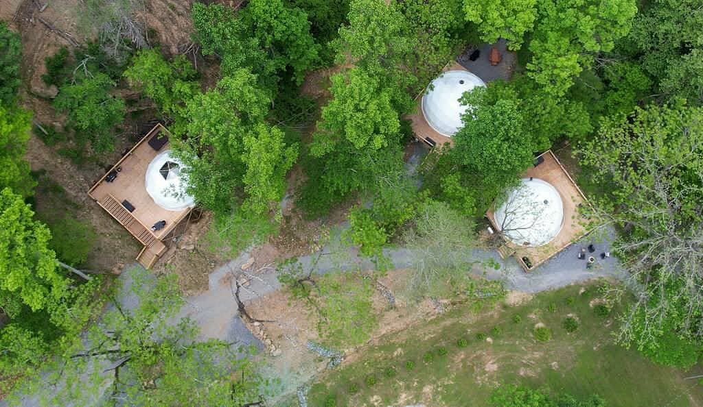 Foto 10 von 50: ✨🥂 Glamping Dome with Full Bath, Kitchen, Fire Pit, & Grill