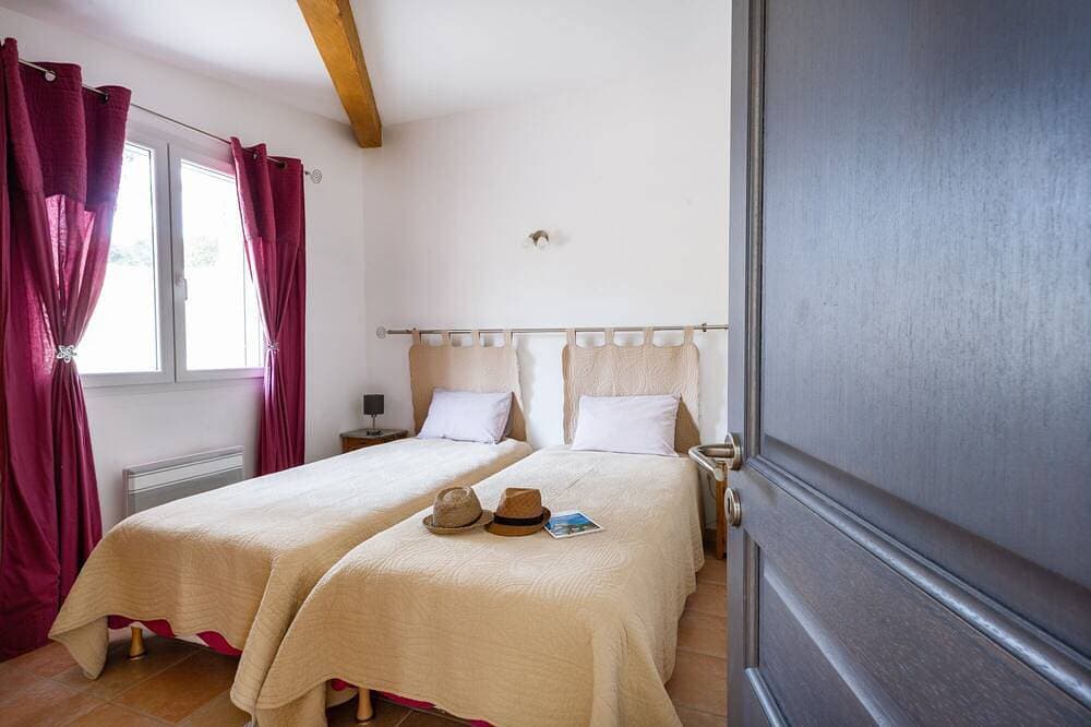 Foto 4 von 29: Einzelzimmer-Le Ventoux-Komfort-Ensuite mit Bad-Blick auf die Landschaft