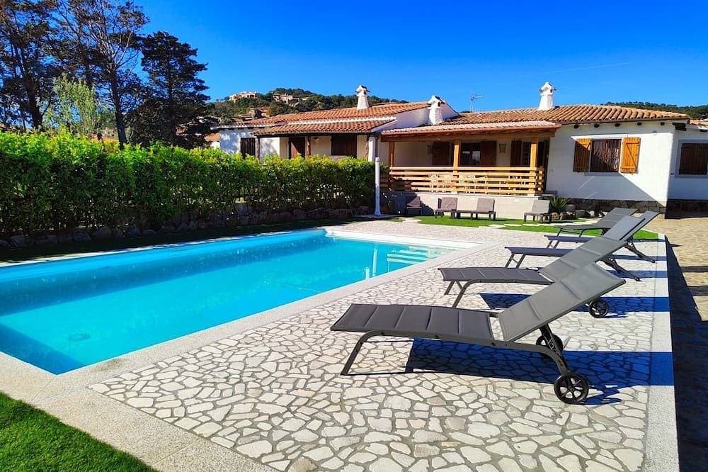 Unabhängige Villa mit großem Garten und Pool 50 Meter vom Meer entfernt 1
