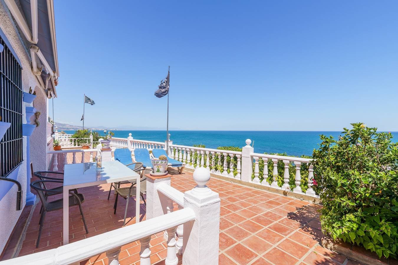 2 House in front of the sea 1