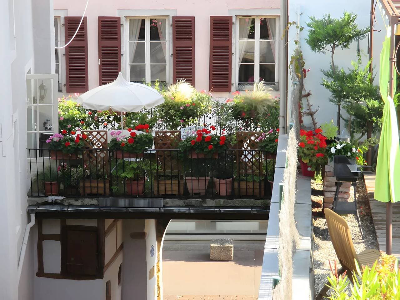 Foto 6 von 28: Gästezimmer „Cour Du Weinhof – Zimmer Hansi“ mit gemeinsamer Terrasse und WLAN