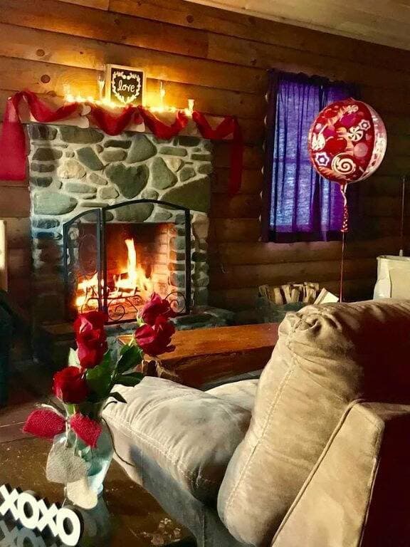 Foto 13 von 18: Rustic Log Cabin #6 - \"Fireside\"