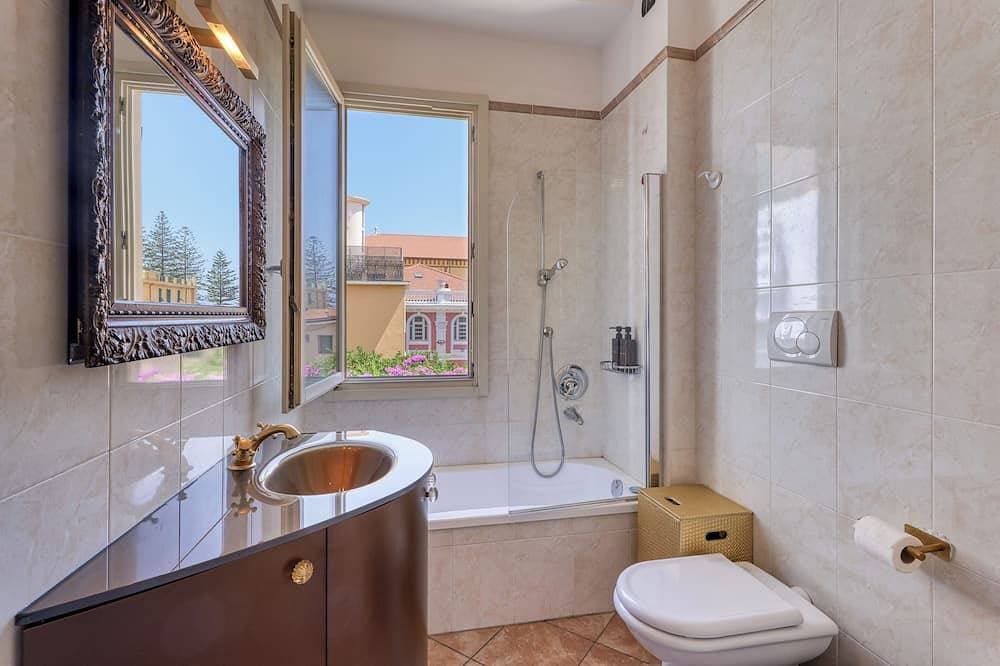 Foto 10 von 26: Palm House apartment in elegant, central setting, a few steps from the sea.