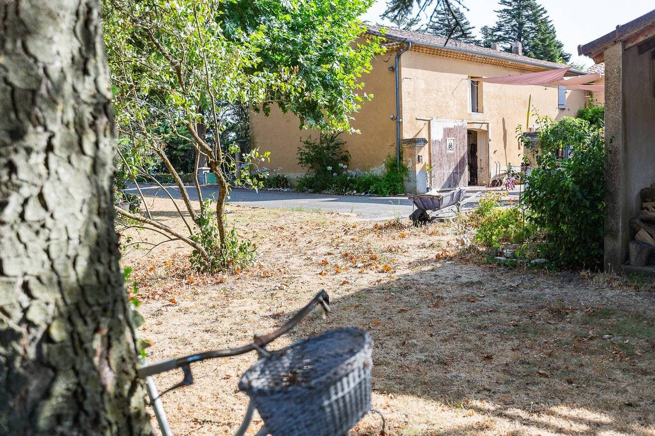 Foto 5 von 21: Klimatisiertes Gästezimmer „Lavande“ im Gartengeschoss mit Bergblick