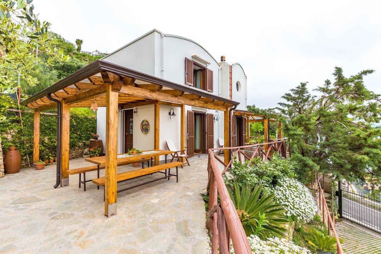 Starhost - La Casella seaview garden terrace and parking 1