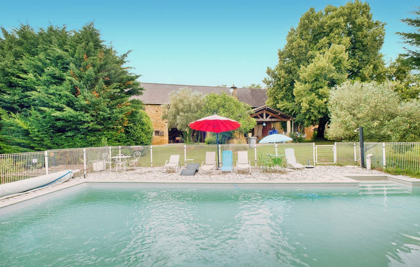 Serenity Escape: Modernes 1BR Apartment mit Pool & Garten 1