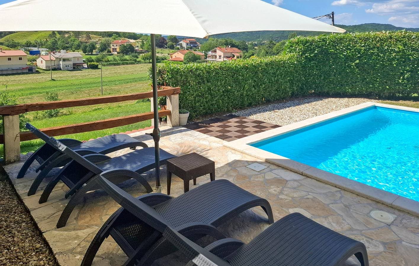 Foto 8 von 37: Modernes Apartment mit 2 Schlafzimmern, Pool und Terrasse in der Nähe des Flusses Pazinčica