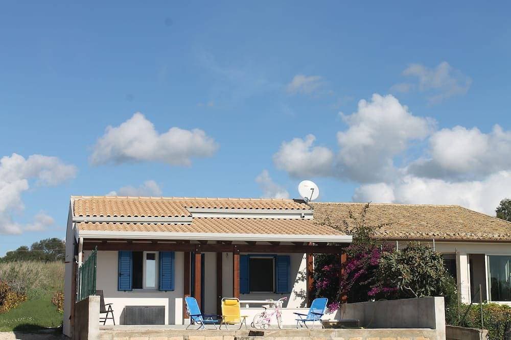 Foto 11 von 30: \"Villa Angela\", eine terrasse mit blick auf das meer.