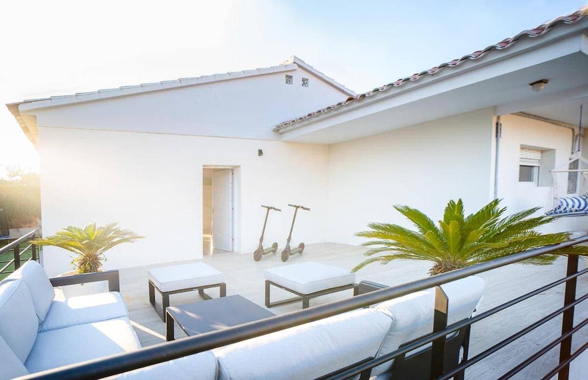 Charming New Beachside House up to 8 Beds! 1