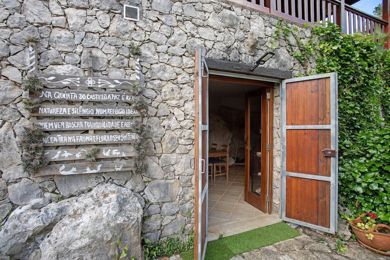 Foto 2 von 28: Landhaus 'Quinta Do Castelo - Casa De Pedra' mit privater Terrasse, WLAN und Klimaanlage