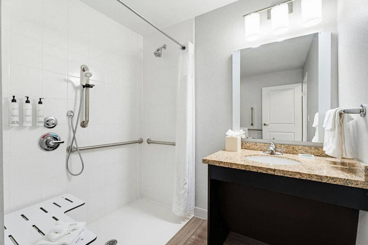 Foto 13 von 14: King Studio with Sofa Bed and Roll-in Shower - Mobility and Hearing Accessible