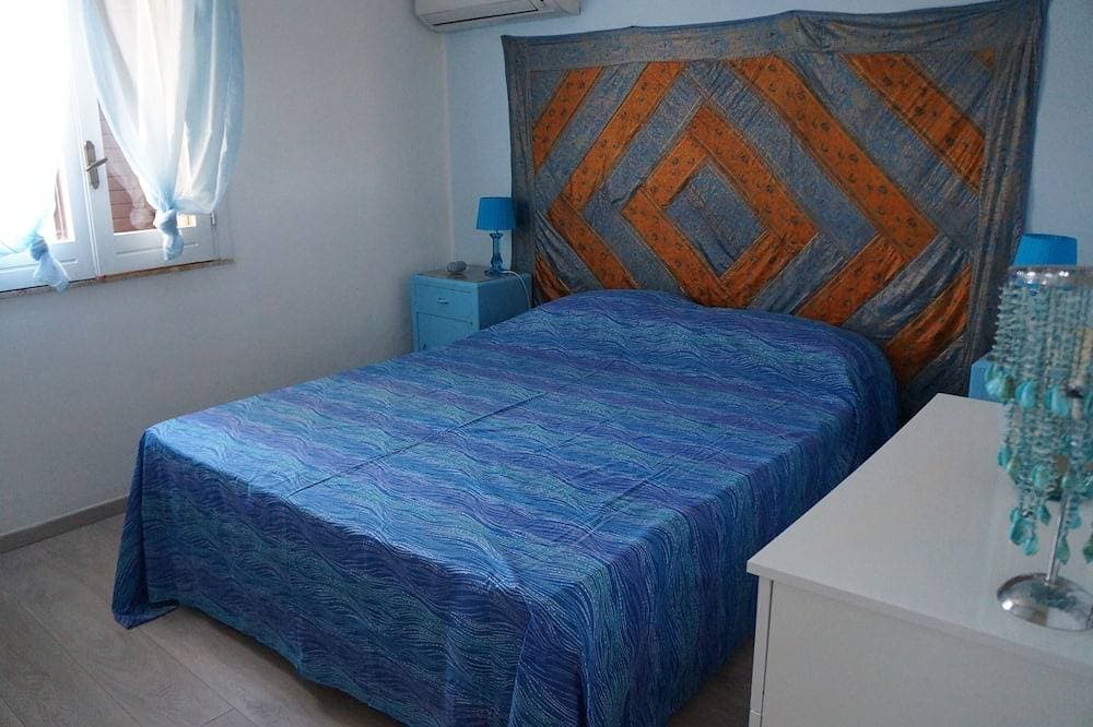 Foto 3 von 25: Schöne Wohnung in einer Villa, Privatstrand mit Sonnenschirmen und Liegen