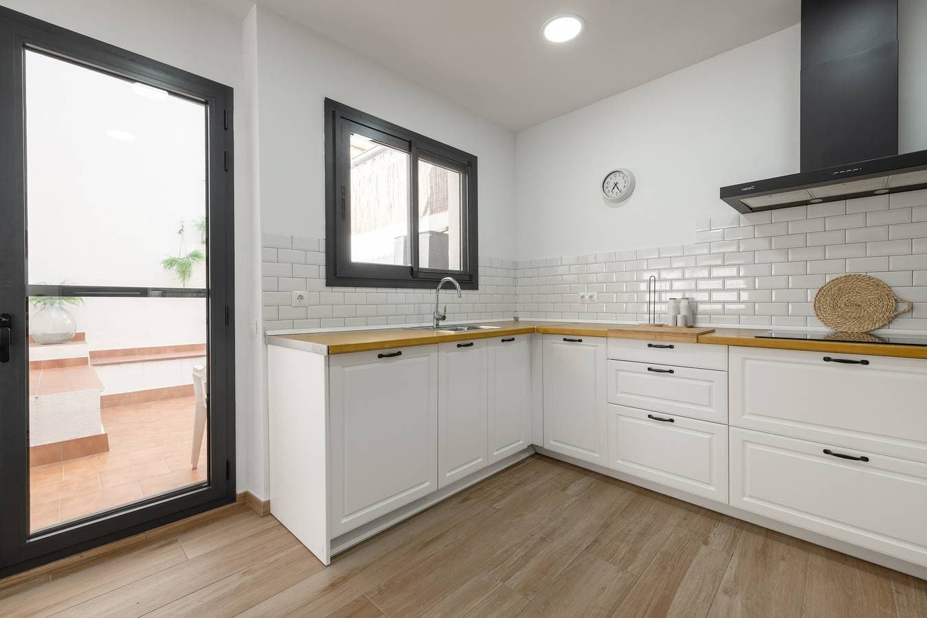 Foto 5 von 27: Ferienwohnung 'Les Carolines' mit privater Terrasse, Wi-Fi und Klimaanlage