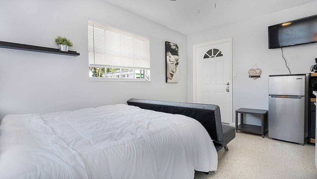 Foto 4 von 7: Chic Cape Coral Studio – Near Yacht Club, Kitchen + Laundry