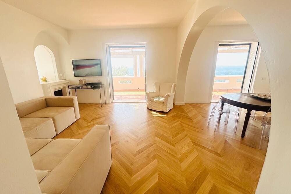 Foto 5 von 30: Schöne Panorama-Villa in einem privaten Park mit Abstieg zum Meer