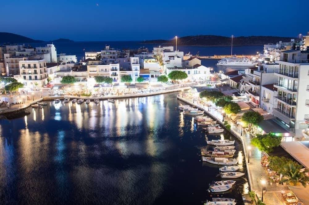 Foto 5 von 15: Über dem Himmel mit Blick auf den malerischen See von Agios Nikolaos