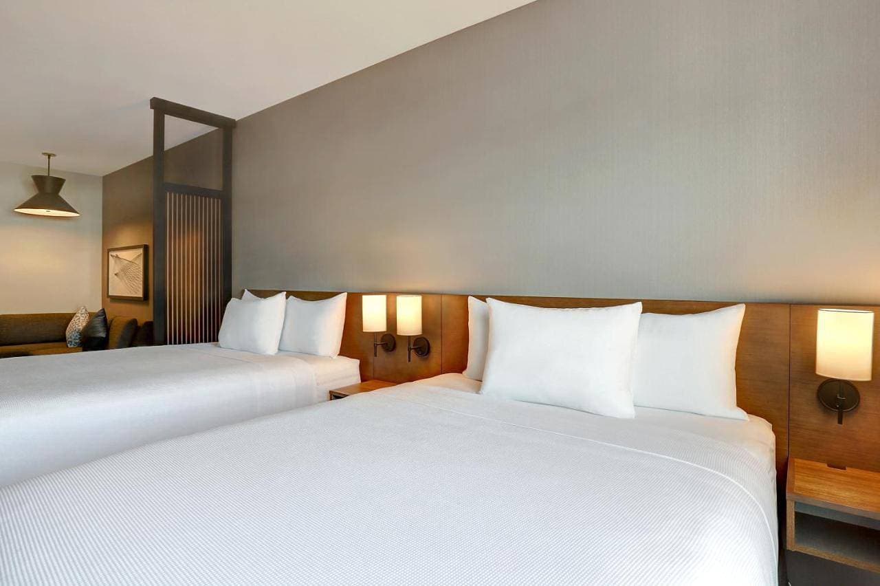 Foto 6 von 9: Queen Room with Two Queen Beds and Sofa Bed