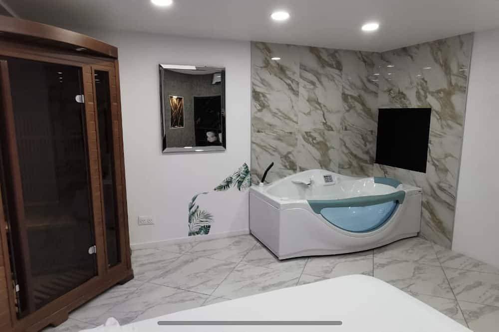 Foto 6 von 13: Maison Appartement Triplex Avec Jacuzzi et Sauna