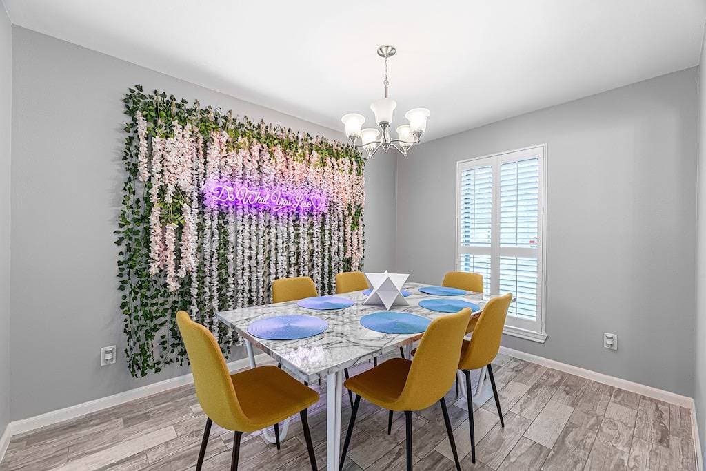 Foto 2 von 37: The Paris- Colorful 3Bedroom 2Bath Sfh w/Heated Pool Available