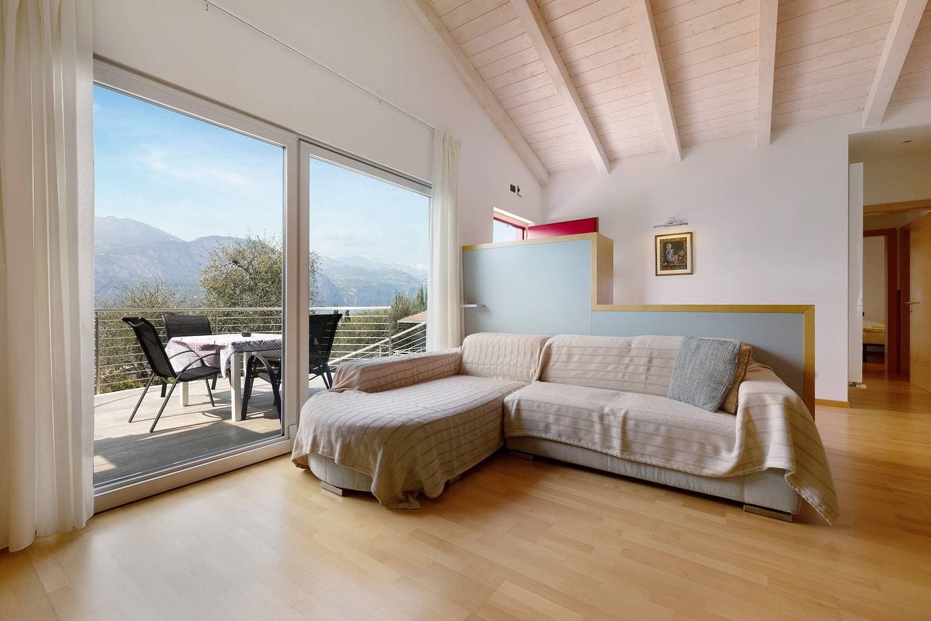 Foto 4 von 37: Ferienwohnung "Casa-Lago Suite" mit Seeblick, Gemeinschaftspool und WLAN