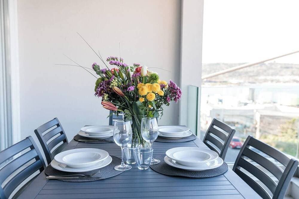 Foto 12 von 20: Steps from Mellieha Beach! Modern 1Br apartment with terrace, ensuite & kitchen. Perfect for couples, friends or business stays.