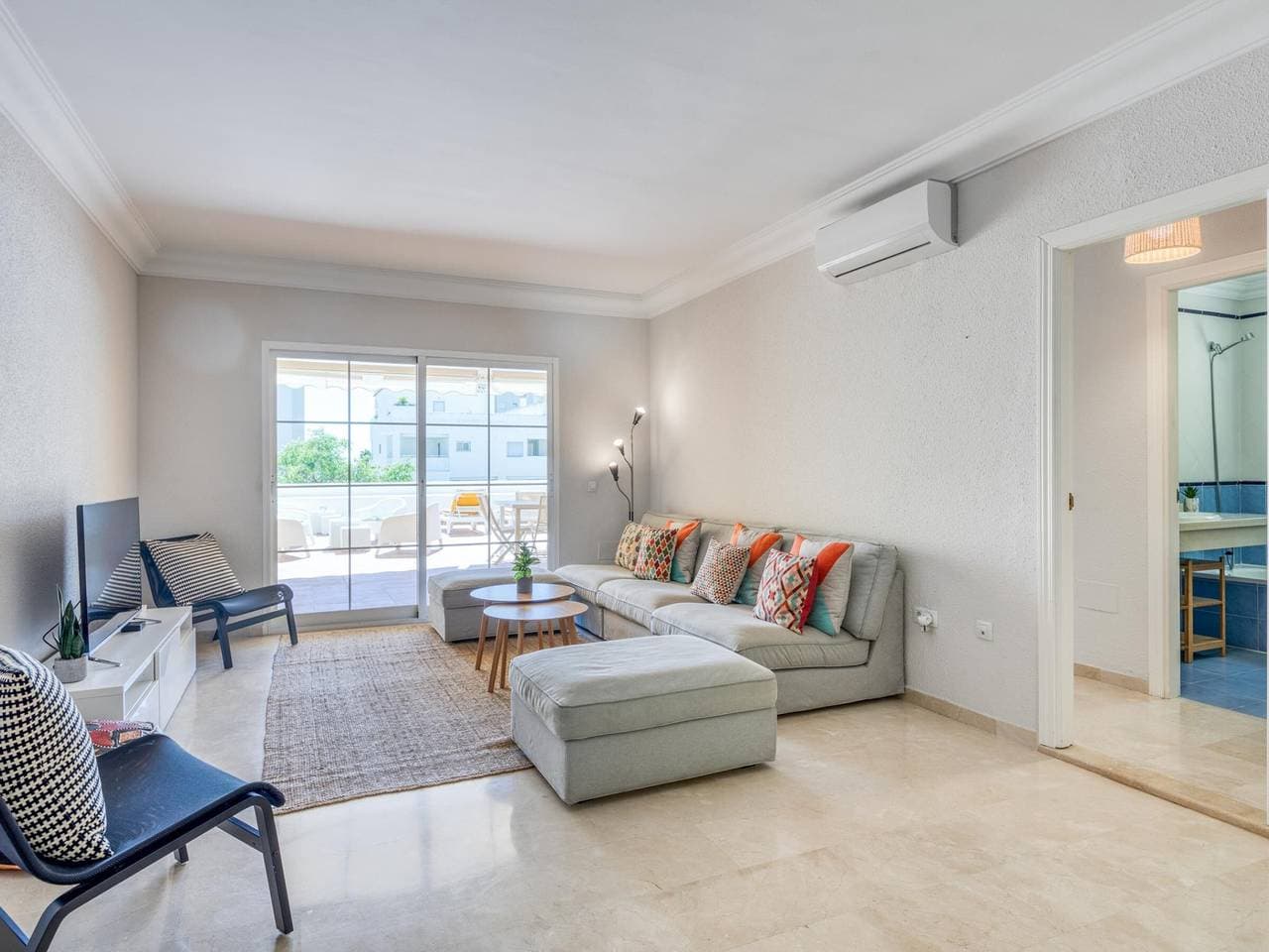Foto 10 von 25: Moderner Komfort in Estepona: Terrasse, Pools, Klimaanlage und WLAN