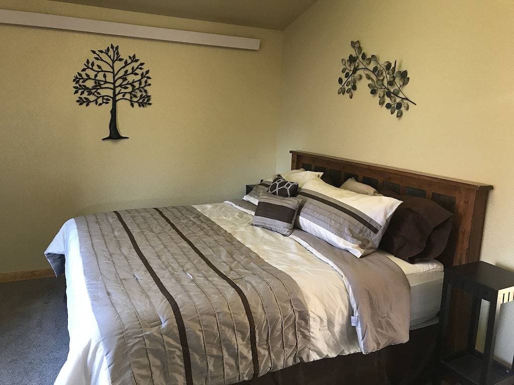 Foto 5 von 13: Mountain Peaks Inn, Bear Mountain Suite, Downtown Hill City