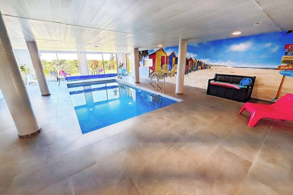 Large house with indoor swimming pool and pétanque court 1