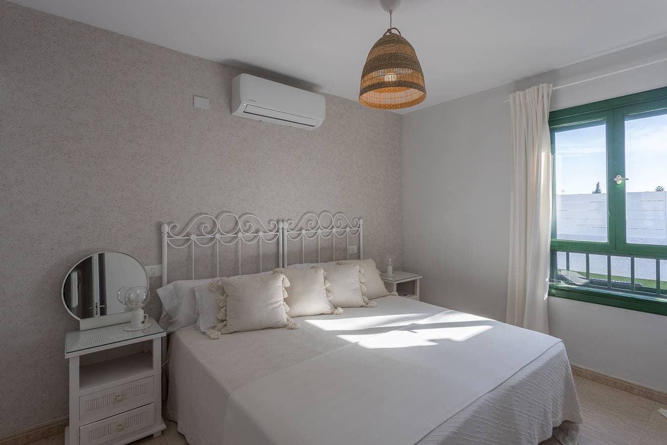 Foto 5 von 41: Charming Bungalow - Private Terrace, AirCon & Pool