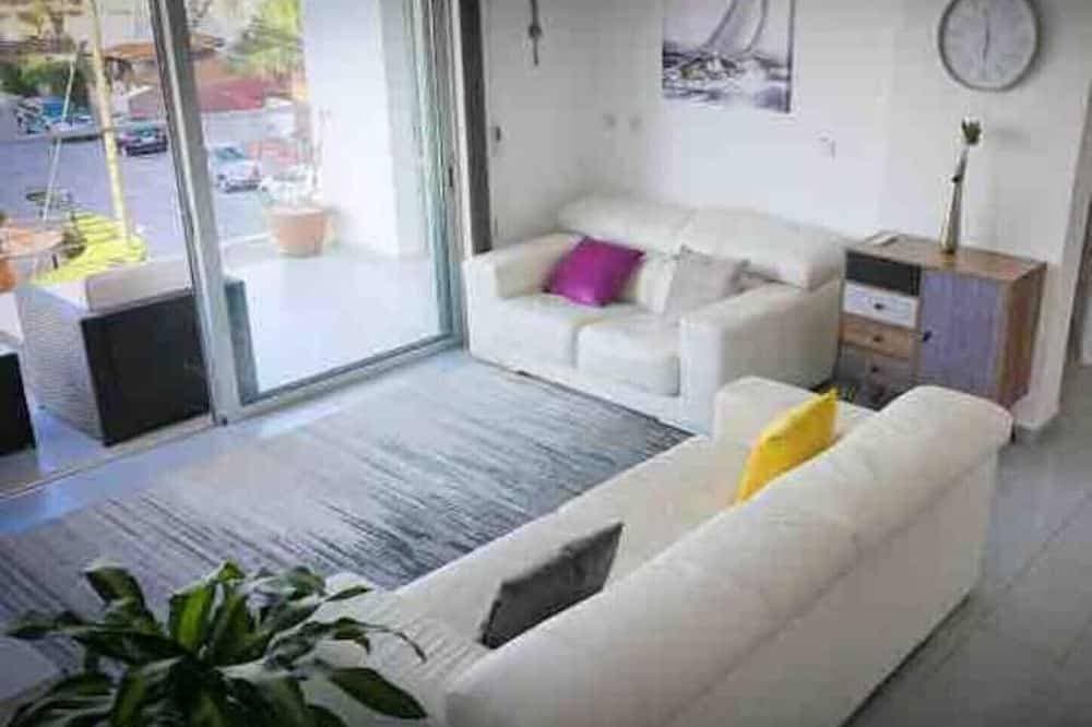 Central sunny 2 bedroom apartment 1