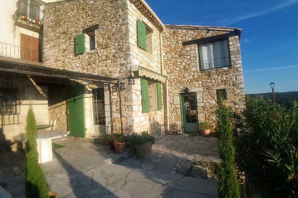 Foto 6 von 20: Steinhaus mit Terrasse und Garten mit Blick auf den See