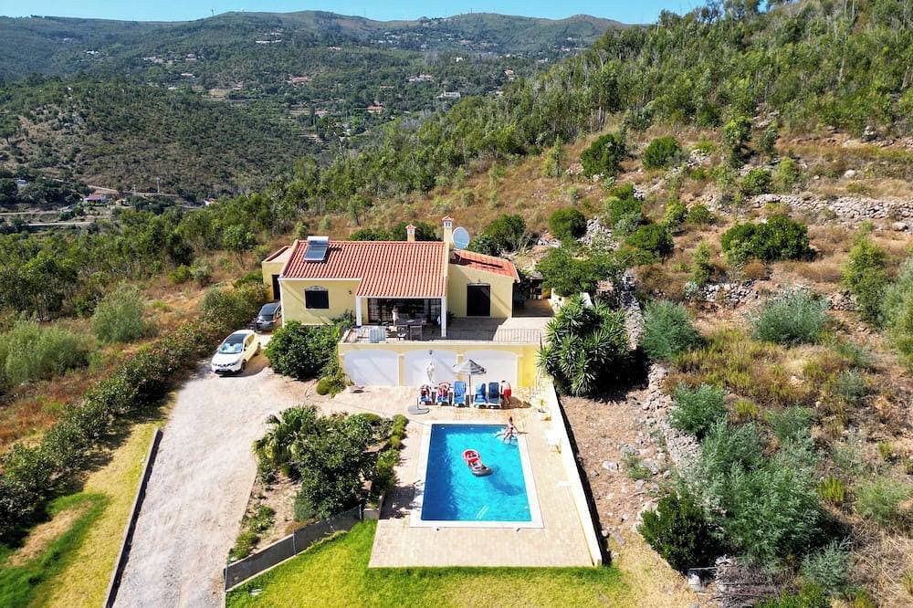 Foto 12 von 21: Bergseite Villa mit Blick auf die Küste, ideal zum Entspannen, komplett mit Pool.