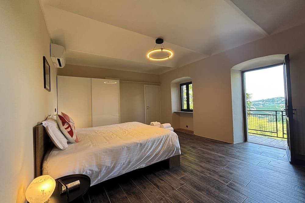 Foto 3 von 30: Relais Portaluna delle Langhe / 7Br, Sleeps 18, AC, Pool, Garden, Vineyard Views