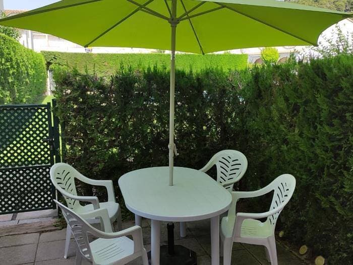 Foto 3 von 21: Casa a l'Estartit, piscina, jardí