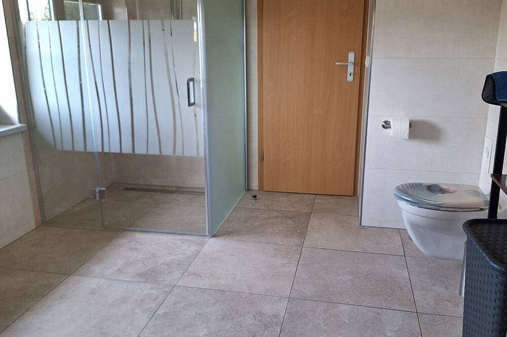Foto 5 von 25: \"Schwalbennest\" moderne, klimatisierte Ferienwohnung, nah bei  Plau am See.