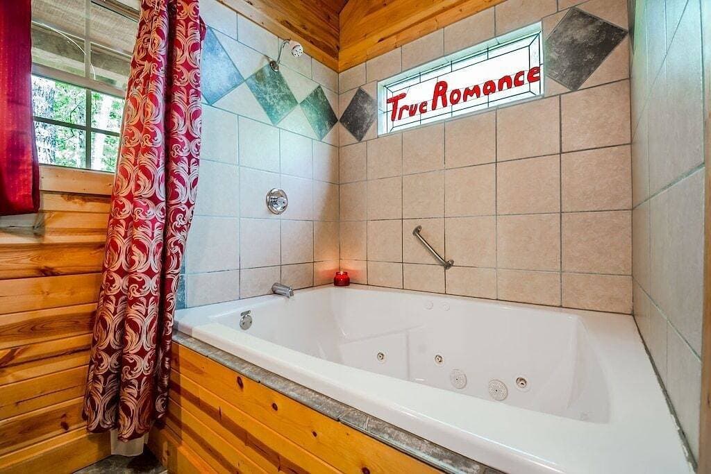 Romantischer Kurzurlaub Gemütliche Hütte | 1Br 1Ba | Whirlpool | Whirlpool | Haustierfreundlich 1