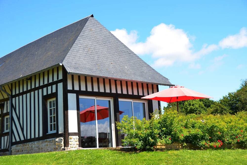 Foto 12 von 30: Alte normannische Scheune mit Panoramablick und großem Park restauriert